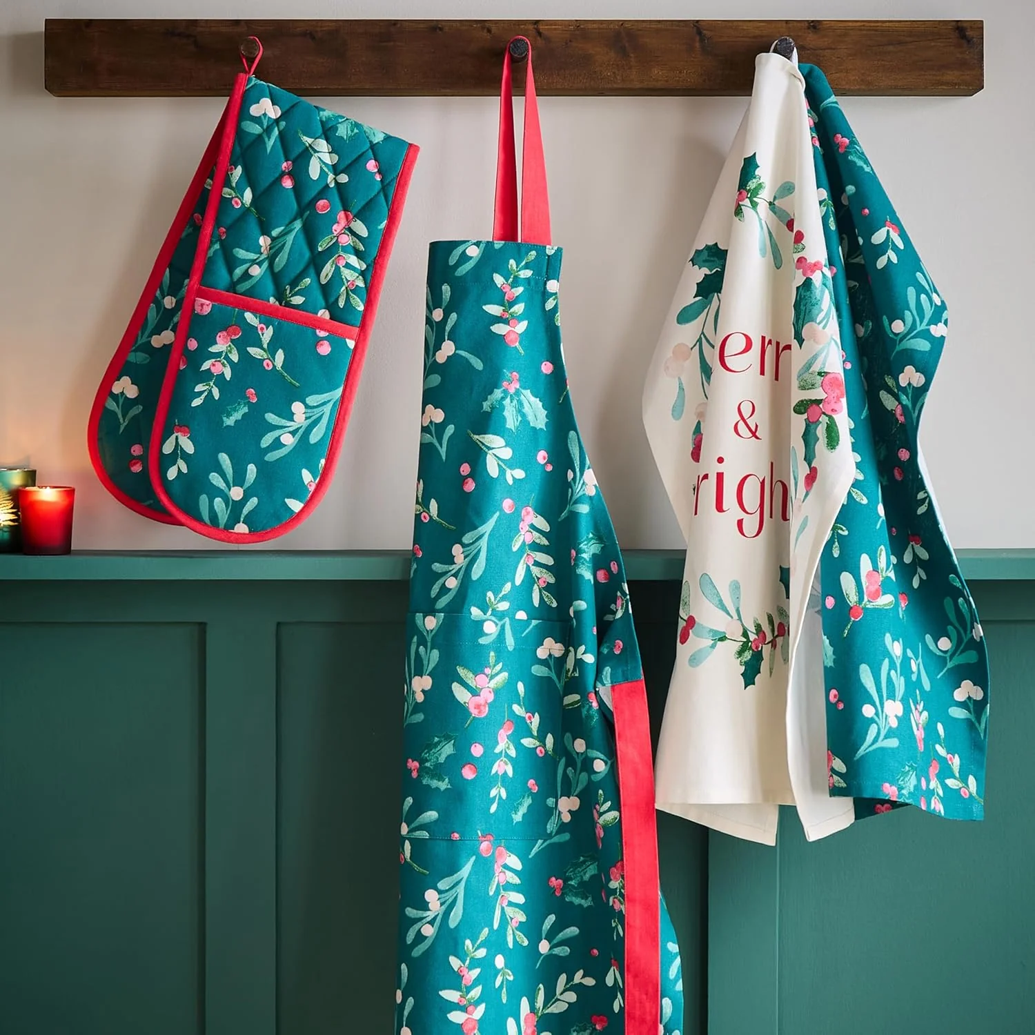 CATHERINE LANSFIELD Christmas Holly and Mistletoe Kitchen Towel Set - 4 Pack - Image 3