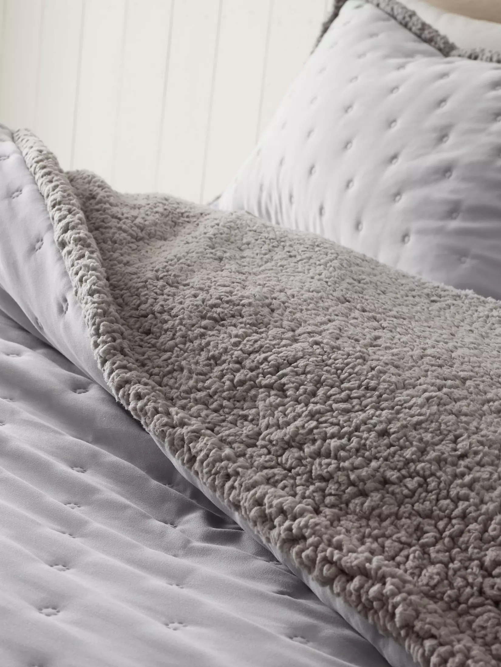 CATHERINE LANSFIELD Cosy Nori Sherpa Duvet Cover Set - Silver - Image 3