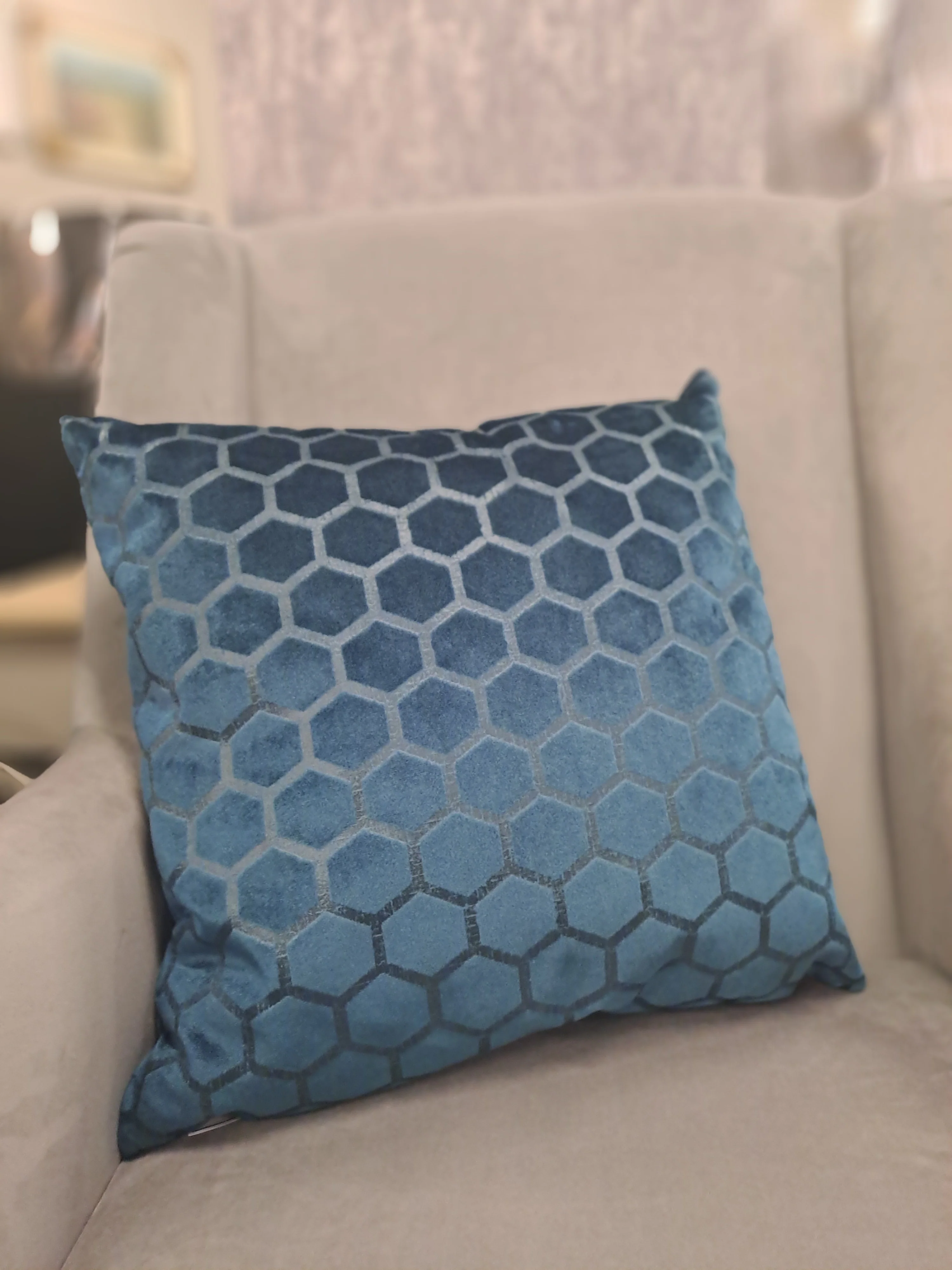 FULLSHIRE : Hexa Filled Cushion - Peacock