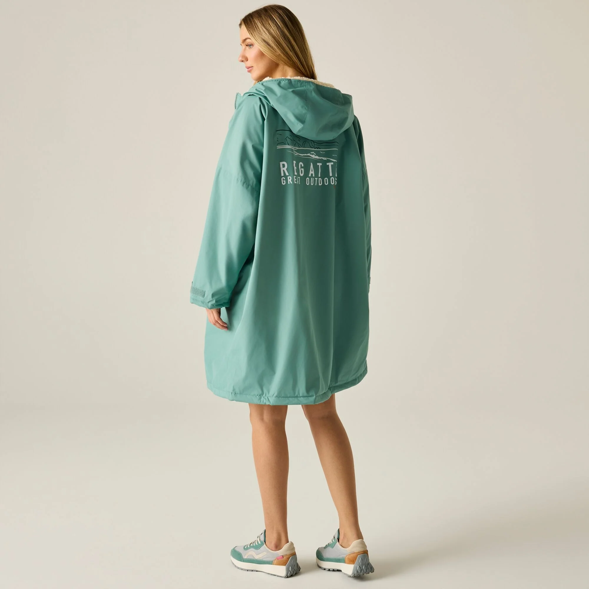 REGATTA Adult's Waterproof Changing Robe - Green - Image 3