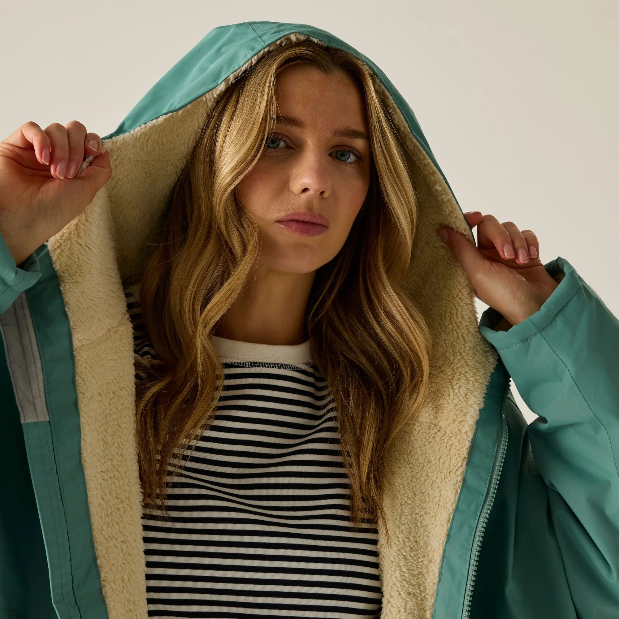 REGATTA Adult's Waterproof Changing Robe - Green - Image 8
