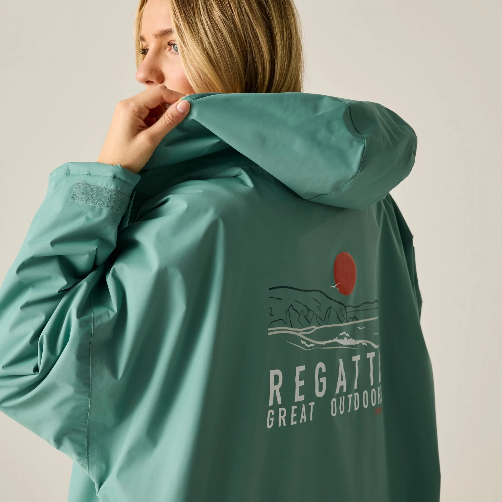 REGATTA Adult's Waterproof Changing Robe - Green - Image 9