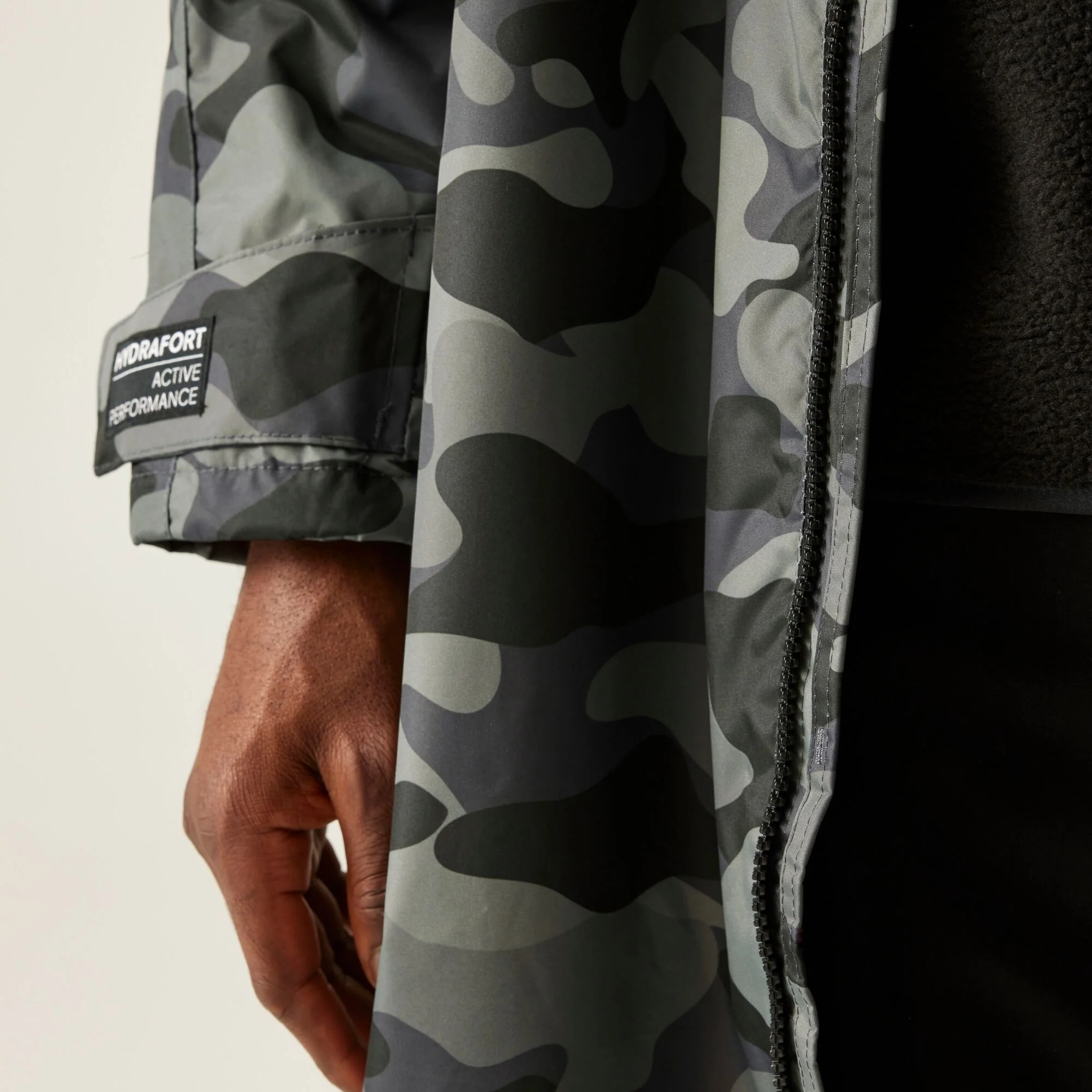 REGATTA Adult's Waterproof Changing Robe - Grey/Camo - Image 7