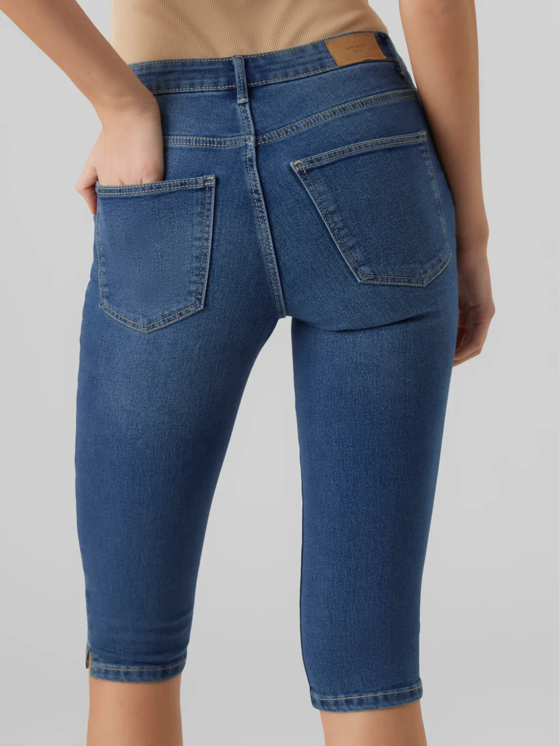 VERO MODA : June Mid Rise Jeans - Image 2